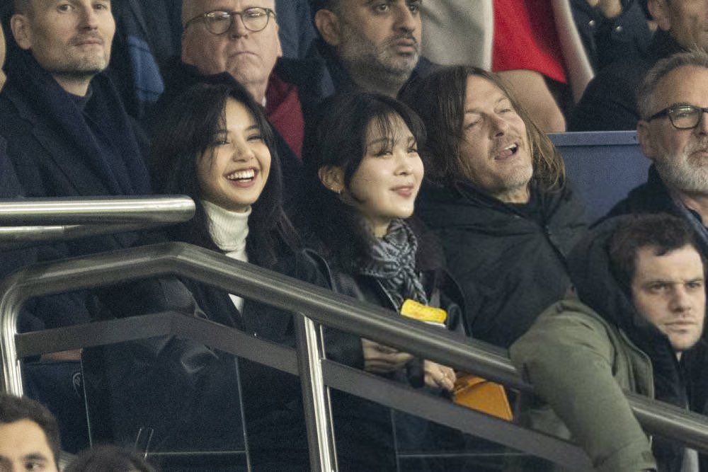 reedusnetwork's tweet photo. Norman Reedus sitting next to Lisa from Blackpink at the UEFA Champions League Group F match between Paris Saint-Germain and Newcastle United Football Club at Parc des Princes in Paris, France on November 28th. (1/3)
#normanreedus #blackpink https://t.co/C4IkzxU7pb