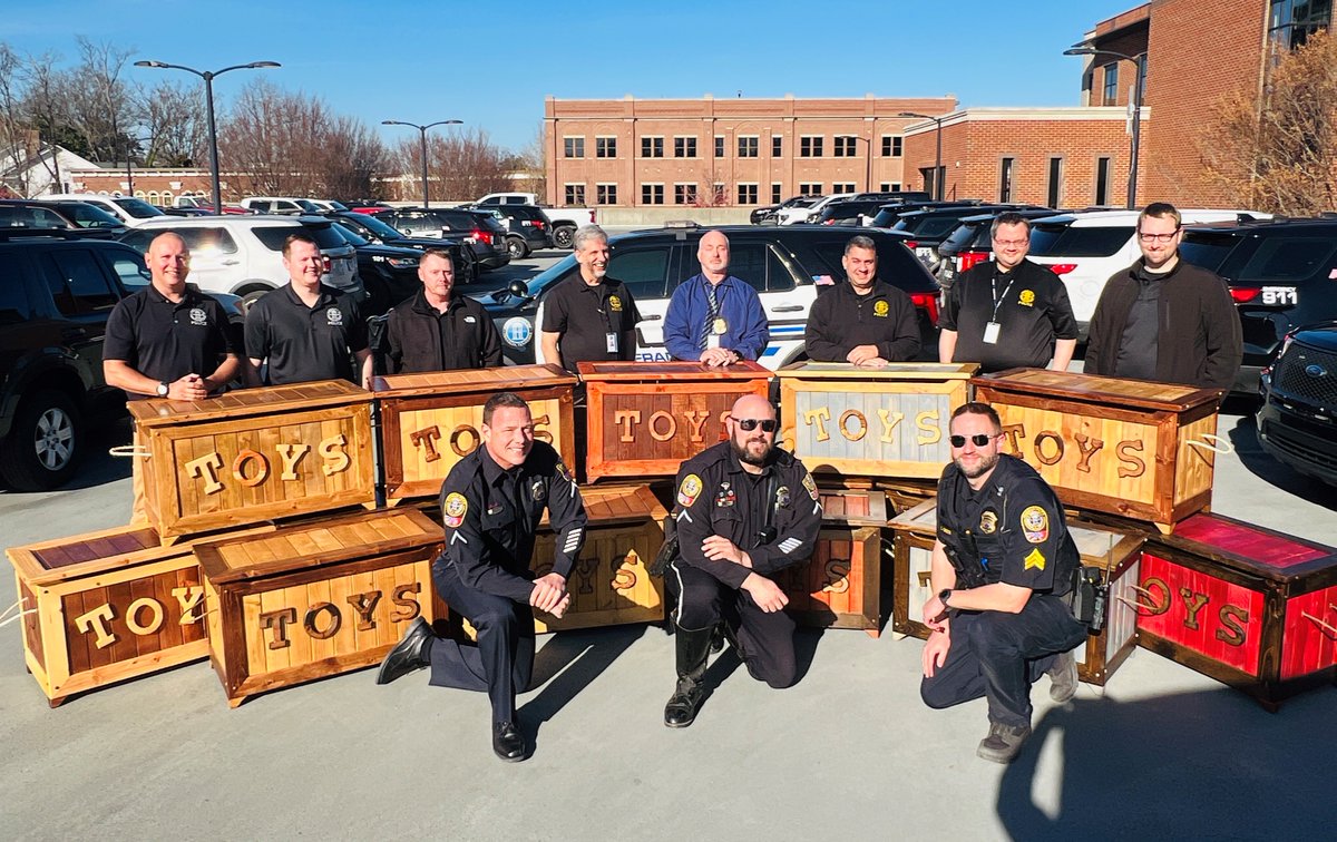 FranklinTNPD's tweet photo. The toy boxes have been picked up. We now need your help to fill these toyboxes to give these children a very special Christmas. You can leave unwrapped toys for children, ages 1-17, in the Franklin PD lobby, Mon through Fri, from 8:00 am to 5:00 pm, between now and December 15. https://t.co/P9sbRtcLxz