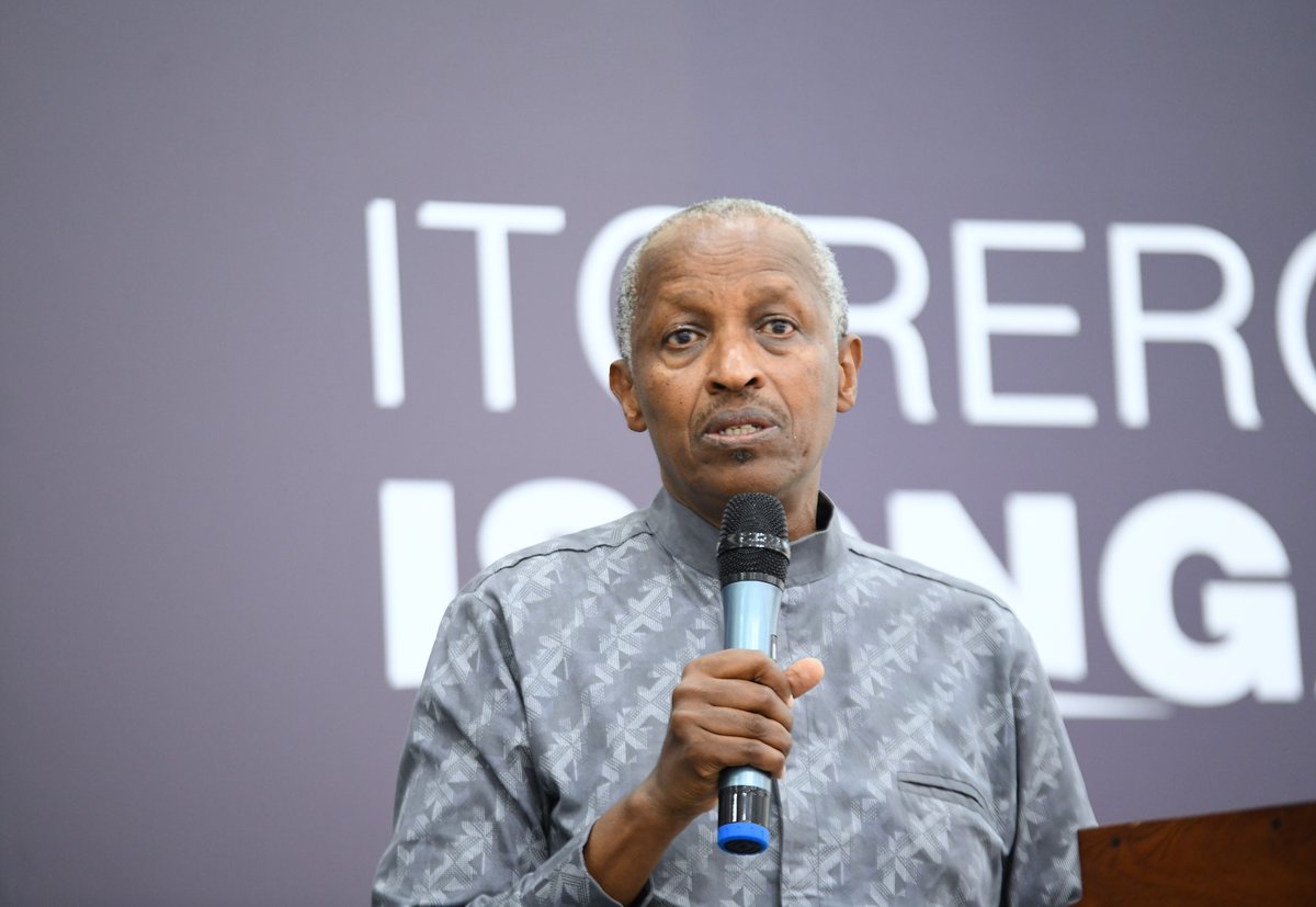 RwandaLocalGov's tweet photo. Kuri uyu mugoroba abanyamabanga nshingwabikorwa b'imirenge, akarere n'intara bitabiriye #ItoreroIsonga ribera i Nkumba baganirijwe ku butwari bukwiye kuranga umukozi by'umwihariko wo mu nzego z'ibanze cyatanzwe n'abayobozi muri @IntwarizuRwanda. https://t.co/LtXhyMlMrp