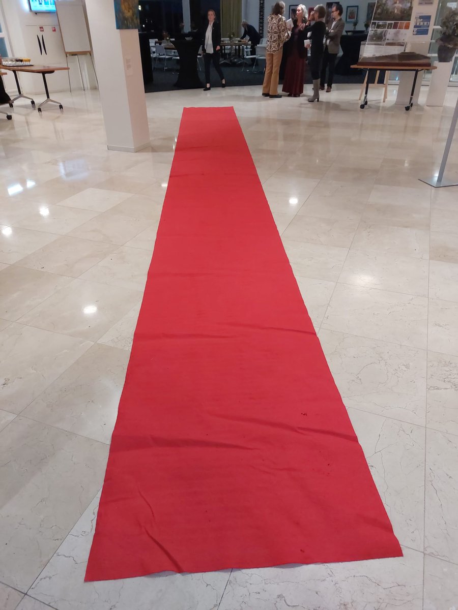 De rode loper ligt uit voor de vrijwilligers van #Heemstede! Die worden vandaag in het gemeentehuis bedankt voor hun geweldige werk. HBB-gemeenteraadslid Jan Verhagen zat dit jaar in de jury van de vrijwilligersprijs van WijHeemstede