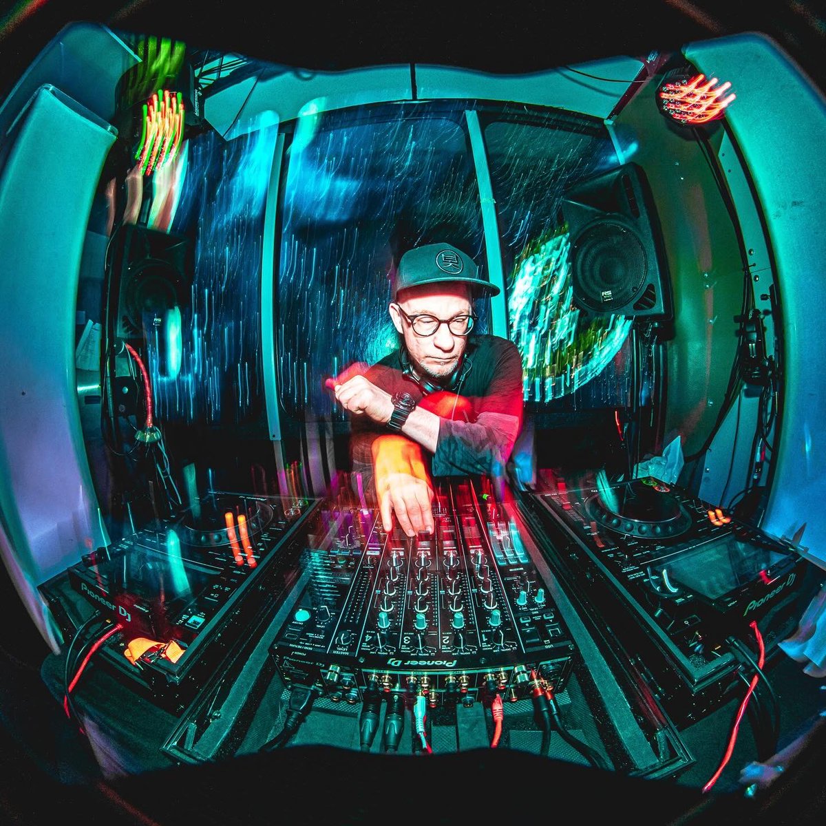 RuntimeDnb's tweet image. Rockin’ the crowd at @FireUpEsports with RUNTIME DNB:

TIKTAK 
SCREWTAPE
KINETIK 

📸💥 Tapsftw (ig)