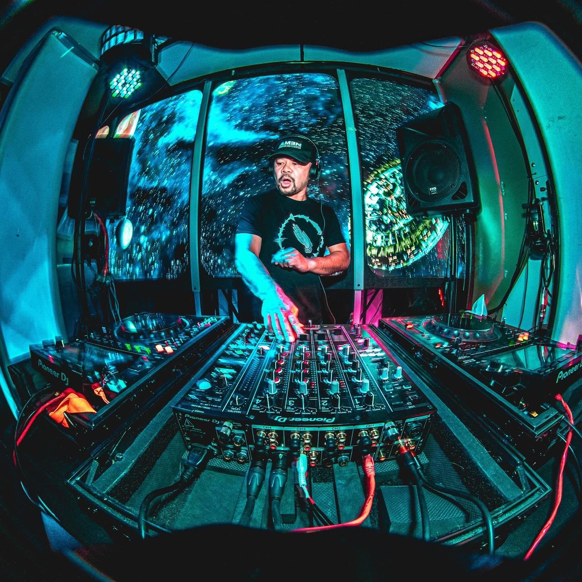 RuntimeDnb's tweet image. Rockin’ the crowd at @FireUpEsports with RUNTIME DNB:

TIKTAK 
SCREWTAPE
KINETIK 

📸💥 Tapsftw (ig)