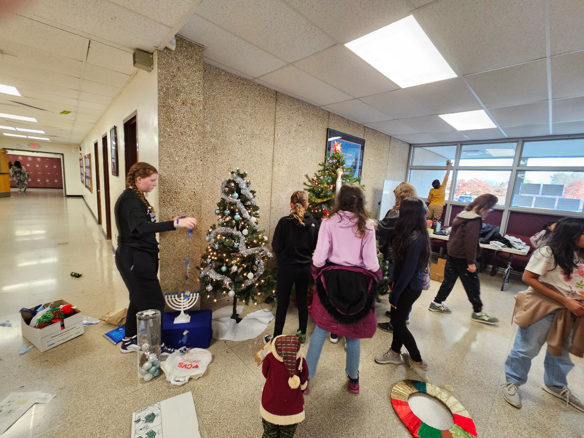 GHMSFCCLA's tweet photo. It's that time of year!  FCCLA decorated Great Hollow with all the festive cheer! @gms https://t.co/ZMku2GJGLv
