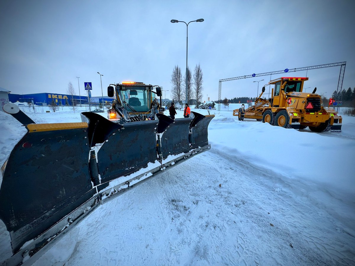 SKuljetus's tweet photo. Matkuksen suunnalla aurattiin tänään kauppojen sijaan lumisia ❄ tienpintoja. Lunta tuli #Kuopio´n suunnalla reippaasti ja kunnossapidon ammattilaiset olivat tienpäällä kaluston kanssa aamusta iltaan. Lumisadetta on luvassa loppuviikollekin.
#SavonKuljetus #Matkus #kunnossapito https://t.co/fdVOwRXpIT