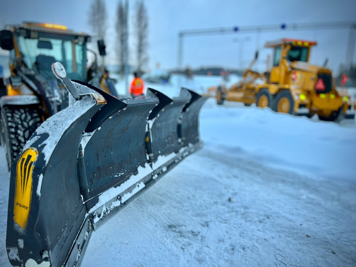 SKuljetus's tweet photo. Matkuksen suunnalla aurattiin tänään kauppojen sijaan lumisia ❄ tienpintoja. Lunta tuli #Kuopio´n suunnalla reippaasti ja kunnossapidon ammattilaiset olivat tienpäällä kaluston kanssa aamusta iltaan. Lumisadetta on luvassa loppuviikollekin.
#SavonKuljetus #Matkus #kunnossapito https://t.co/fdVOwRXpIT