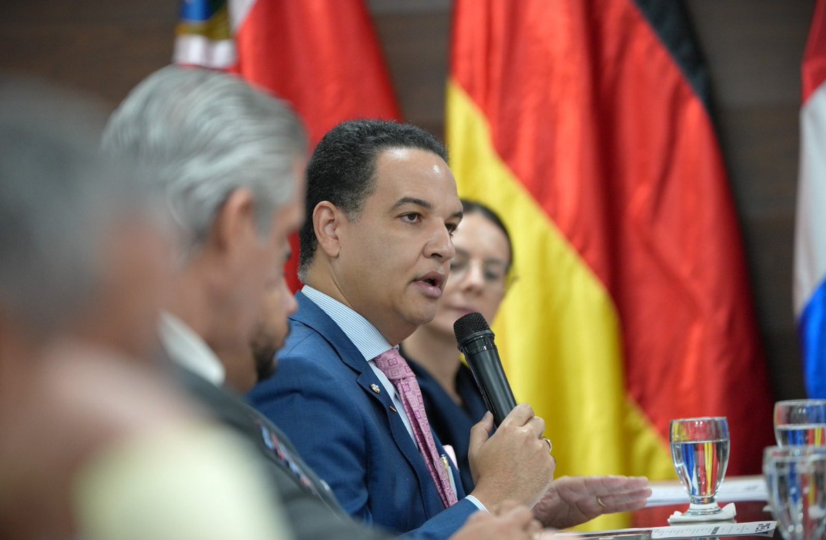 energiayminasrd's tweet photo. El viceministro de Ahorro y Eficiencia Energética, @alfonsorotej, participó en el Acto de Cierre Cooperaciones Triangulares de Alemania y República Dominicana con Chile, Costa Rica y Cuba. 

🌐#CooperaciónMEMRD🫱🏼‍🫲🏽
🗣️#DiálogosMEMRD💬 https://t.co/S4gRwrYQhA