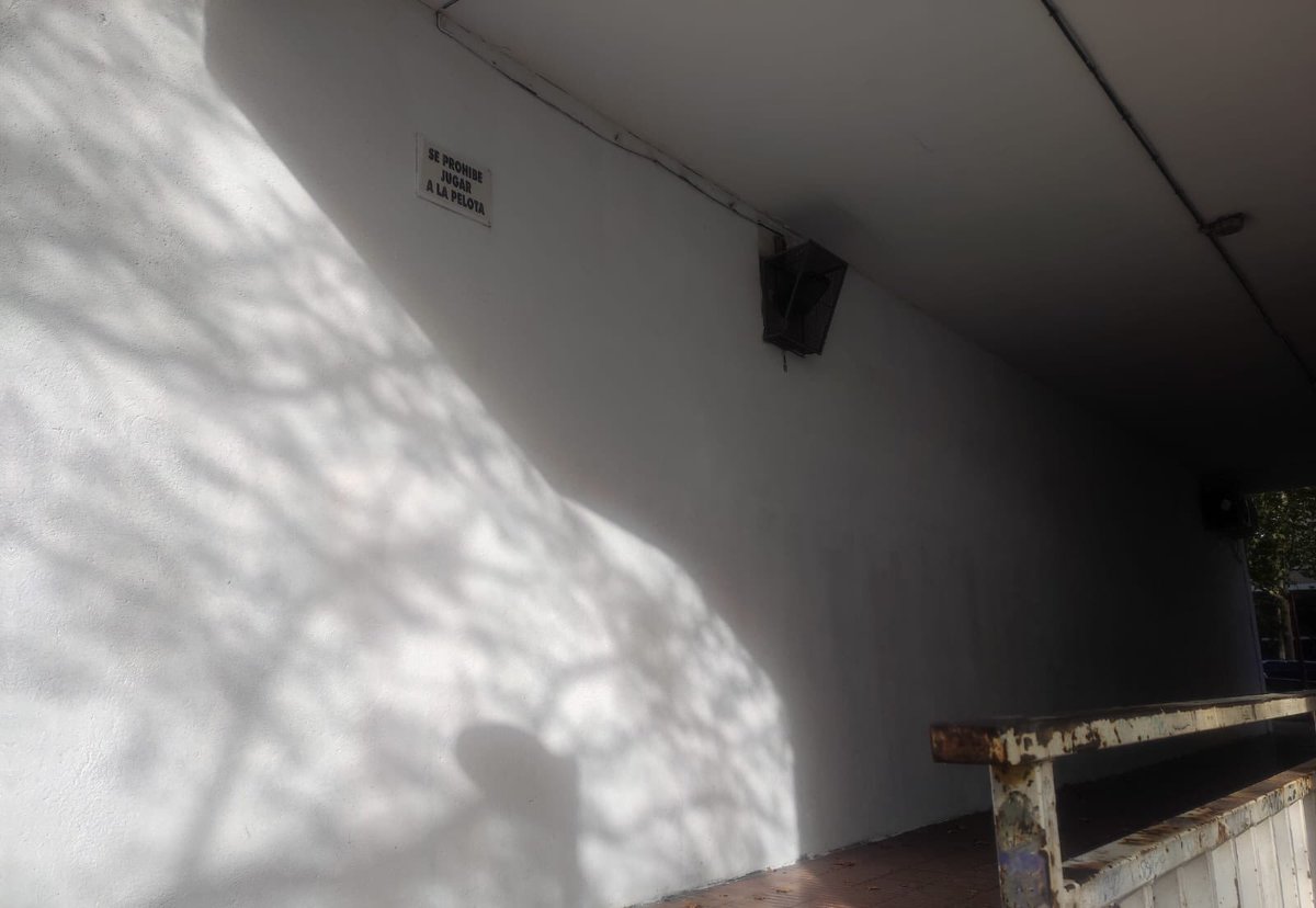 sansecomunica's tweet photo. Los equipos de limpieza continuan con los trabajos dentro de la campaña contra los grafitis. 

🔴 En las últimas semanas, han actuado en la zona del pasaje de La Viña y Diego de León. https://t.co/On9YbpOb4r