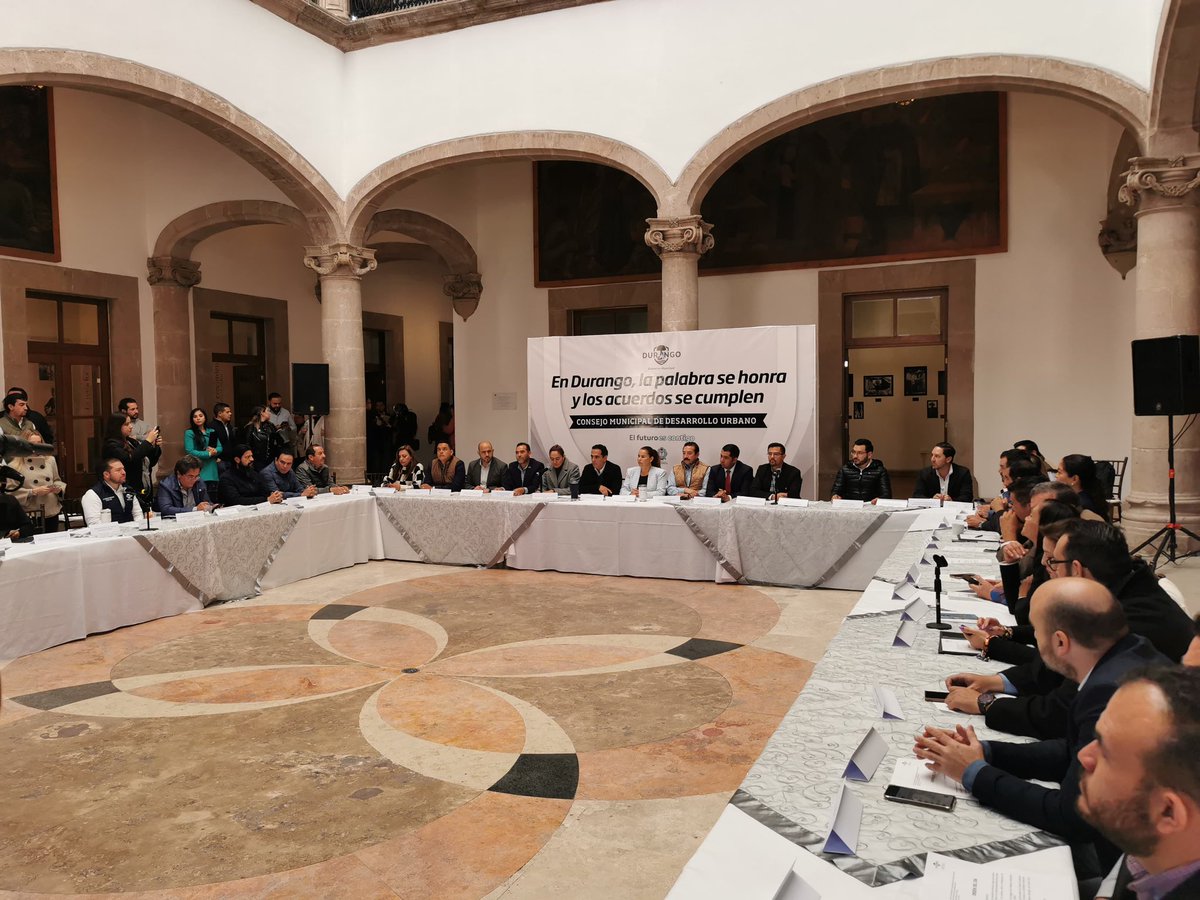FernandoHeOz's tweet photo. Durante el Consejo Municipal de Desarrollo Urbano, que preside el alcalde @josejoseantonio, la directora de @urbano_dgo, presentó la plataforma “Desarrollo Urbano Digital" y diversos logros en los que, como miembro del Consejo, el @Infonavit ha sido parte. #InfonavitDurango https://t.co/Ik5gvA7LqF