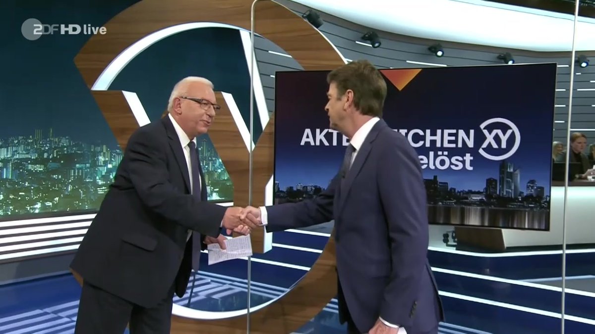Über 20 Jahre lang fasste Alfred Hettmer in #AktenzeichenXY die eingegangenen Hinweise zusammen. Heute war seine letzte Abfrage. Wir ziehen den Hut und wünschen alles Gute!