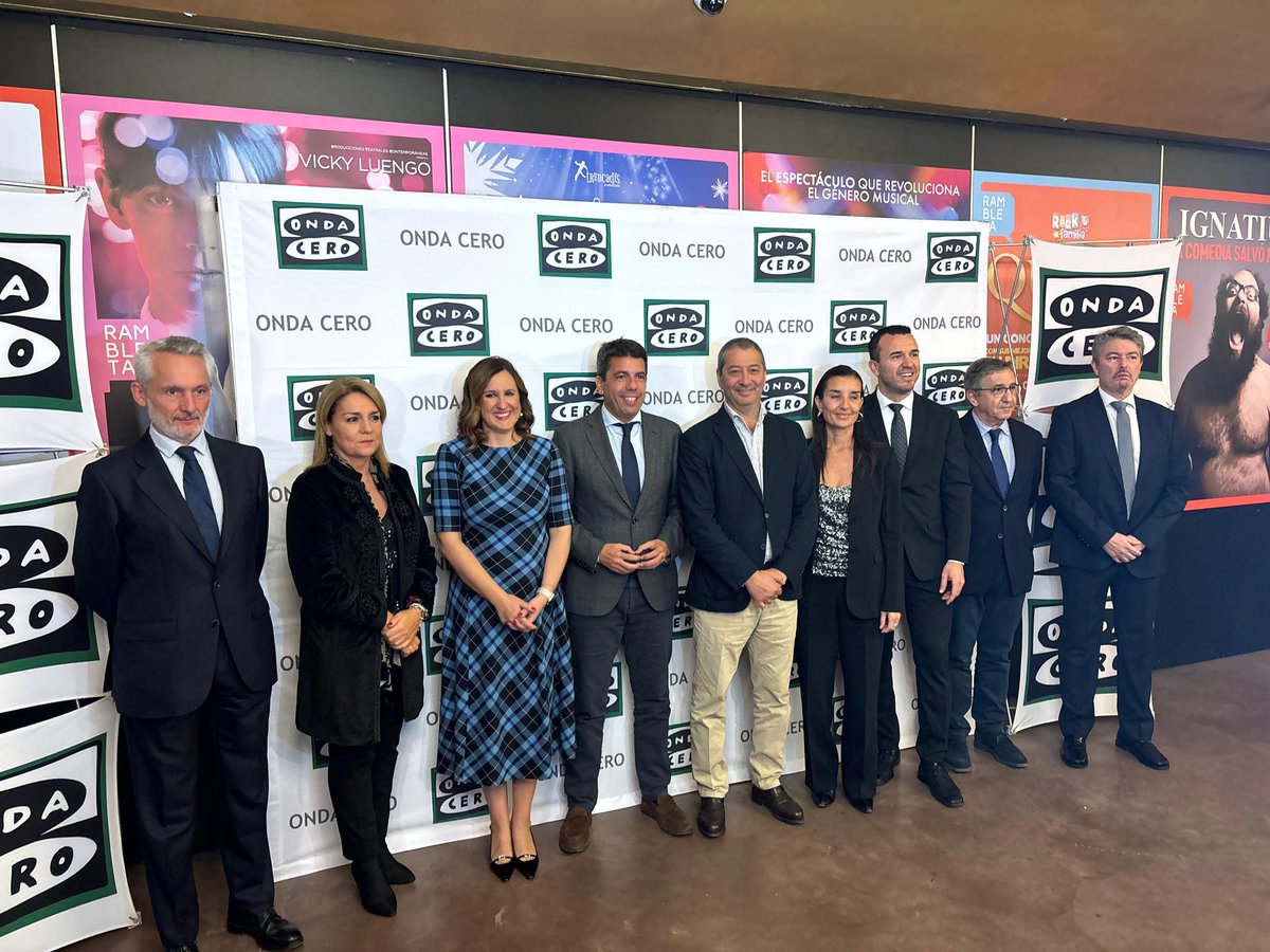 mjosecatala's tweet photo. Enhorabuena a todos los galardonados en los #PremiosOCR.

Personas con talento, comprometidas, que se superan cada día. Un espejo en el que mirarnos.

Gracias a @OCRValencia por mantener viva una radio de corazón apasionada por su ciudad. https://t.co/RsebKAwl73