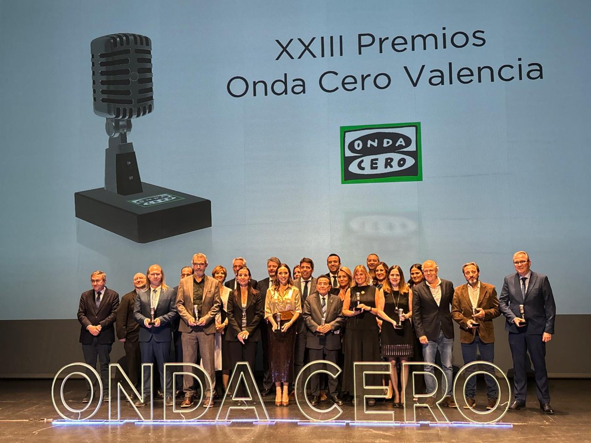 mjosecatala's tweet photo. Enhorabuena a todos los galardonados en los #PremiosOCR.

Personas con talento, comprometidas, que se superan cada día. Un espejo en el que mirarnos.

Gracias a @OCRValencia por mantener viva una radio de corazón apasionada por su ciudad. https://t.co/RsebKAwl73