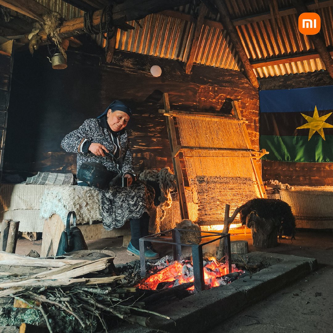 XiaomiChile's tweet photo. La profundidad de esta imagen invita a la reflexión junto al #Xiaomi13T y @palomapalomino💚 Destacamos la ancestralidad de una mujer Huilliche mientras el lente #ultragranangular captura la esencia más íntima de su mundo y la riqueza de su historia, nos sumerge en #RevelemosChile🏞️
