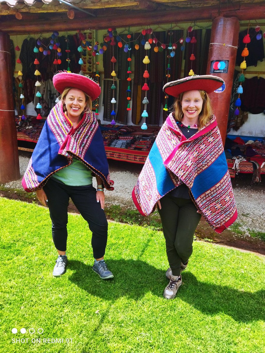 Chinchero weaving center 🇵🇪
#weavingart #localdress #goodsmile 
#beautifulcolors #americanladies