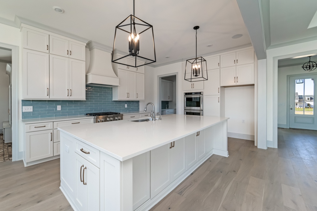 _WoodridgeHomes's tweet image. Looking for kitchen inspiration? Check out these beautiful light fixtures and a chic blue backsplash – the perfect recipe for a stylish culinary haven. ✨🏡

📸 @360nash

#woodridgehomes #nashvillebuilder #homebuilder #customhomes #nashvilletn #newconstruction
