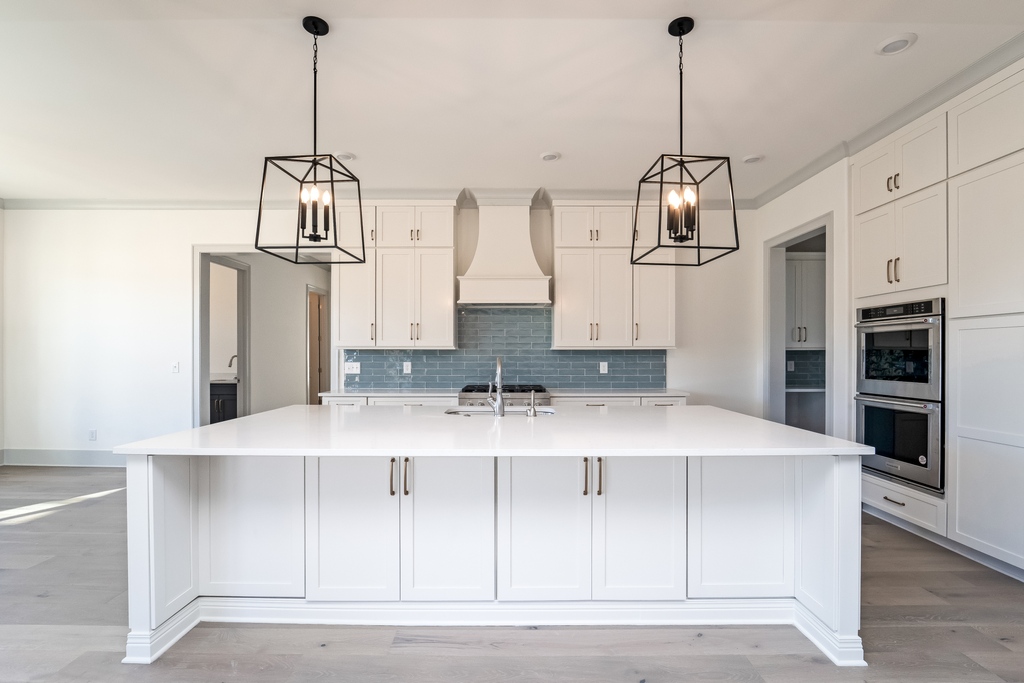 _WoodridgeHomes's tweet image. Looking for kitchen inspiration? Check out these beautiful light fixtures and a chic blue backsplash – the perfect recipe for a stylish culinary haven. ✨🏡

📸 @360nash

#woodridgehomes #nashvillebuilder #homebuilder #customhomes #nashvilletn #newconstruction