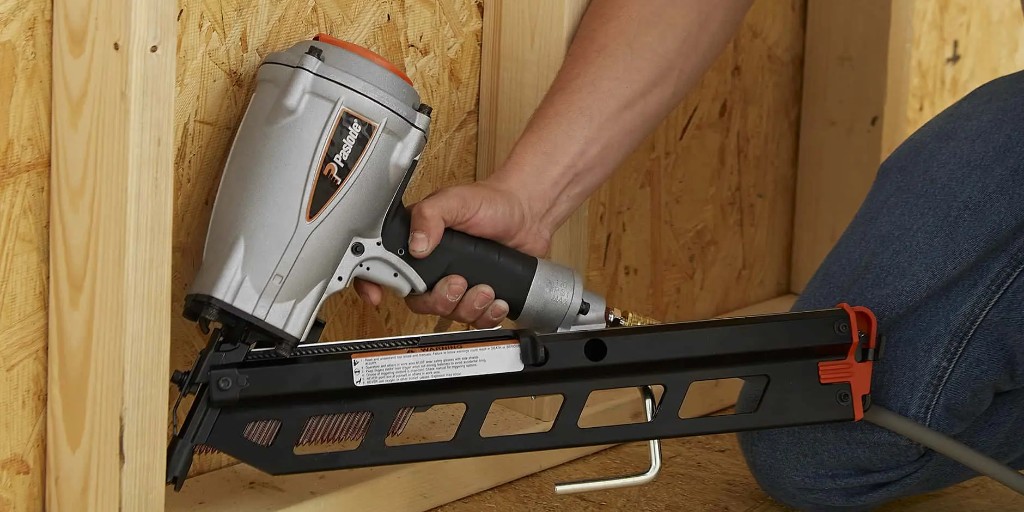 ybconlinedotcom's tweet photo. The Pneumatic PowerMaster Plus™ 30 Degree Framing Nailer by@ITWPaslode fires up to 6 nails per second and is designed with durability that's made to last. Now that's fast😮‍💨

 #Paslode #FramingNailer #FastNailer #ConstructionTools #NailGun #QualityTools https://t.co/3zoxq2AWUK