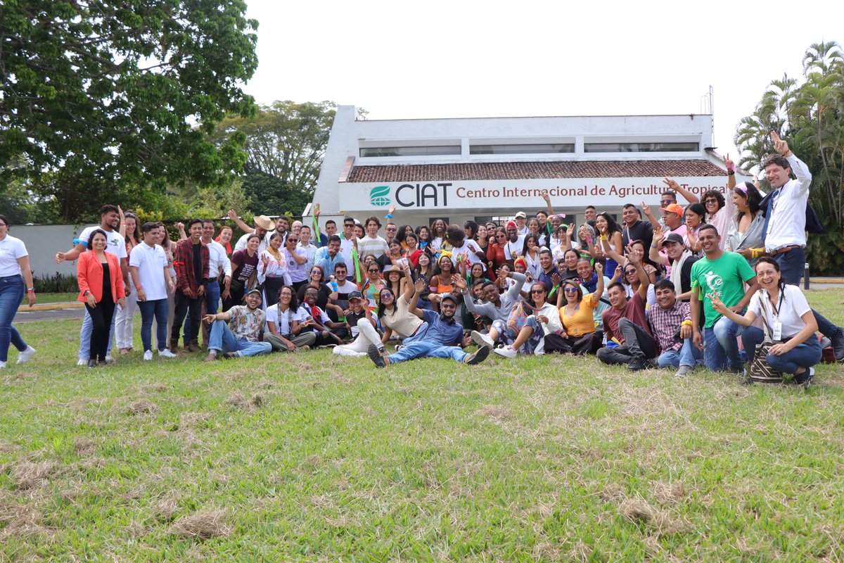 AicsBogota's tweet image. 🧵Desde &quot;Juventudes: el Campo en Movimiento&quot;, celebramos el éxito del Encuentro Latinoamericano de Juventudes por el Desarrollo Rural. Más de 100 jóvenes Latinoamérica se reunieron en Palmira y unieron fuerzas para impulsar un desarrollo rural sostenible de la región🫱🏽‍🫲🏾🌎