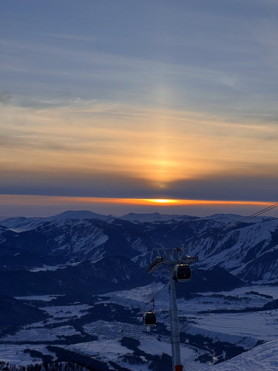 无心过问你的心里我的吻，
厌倦我的亏欠代替你所爱的人，
知道你也一样不善于表白，
从此我的生命 变成了尘埃。