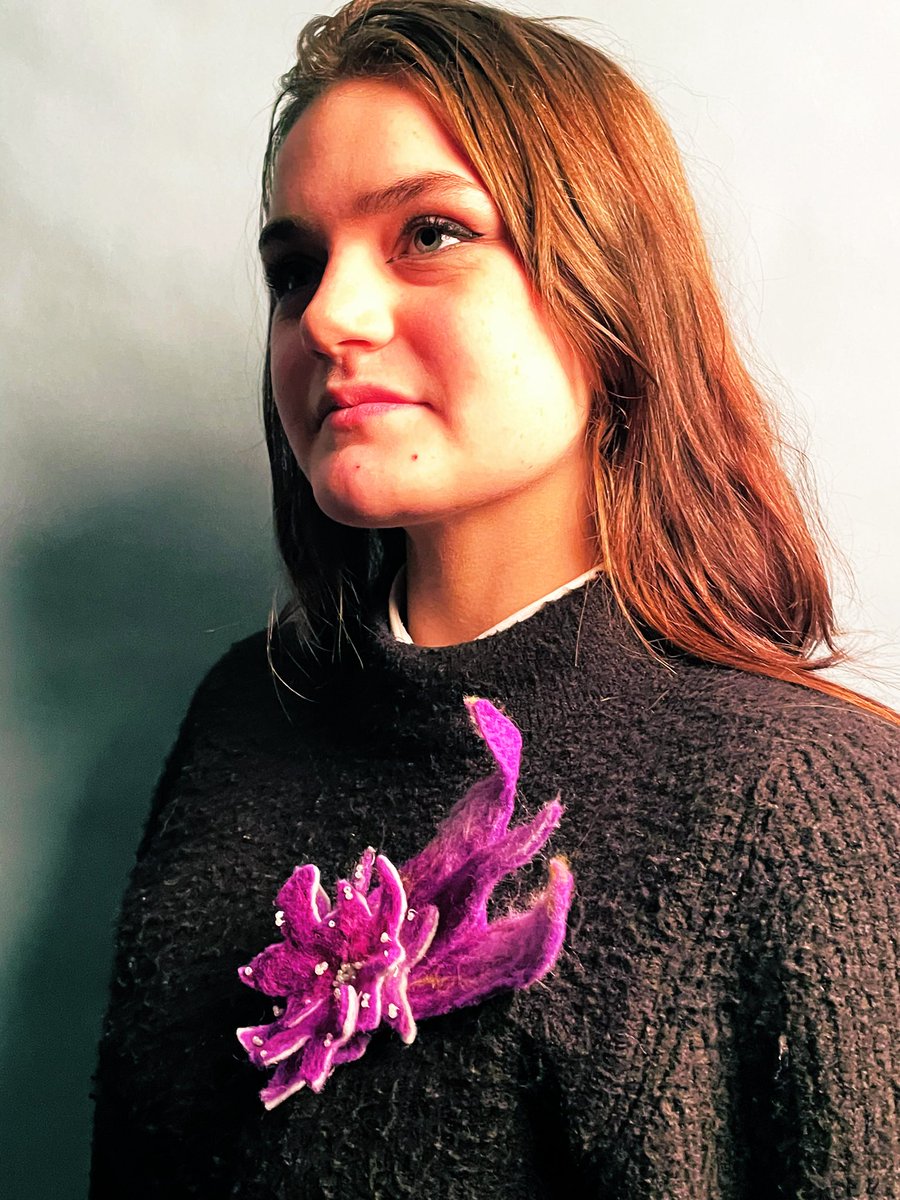 LHSArtandDesign's tweet photo. Beautiful delicate ombré effect felted corsage from Bethany  #botanical @cogcjewellery @S5LHSYT @AmandaFelting https://t.co/CjXCu0nZri