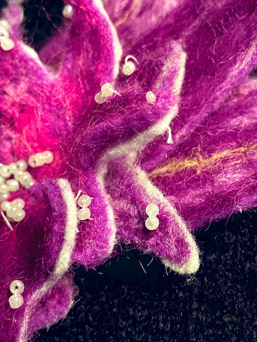 LHSArtandDesign's tweet photo. Beautiful delicate ombré effect felted corsage from Bethany  #botanical @cogcjewellery @S5LHSYT @AmandaFelting https://t.co/CjXCu0nZri
