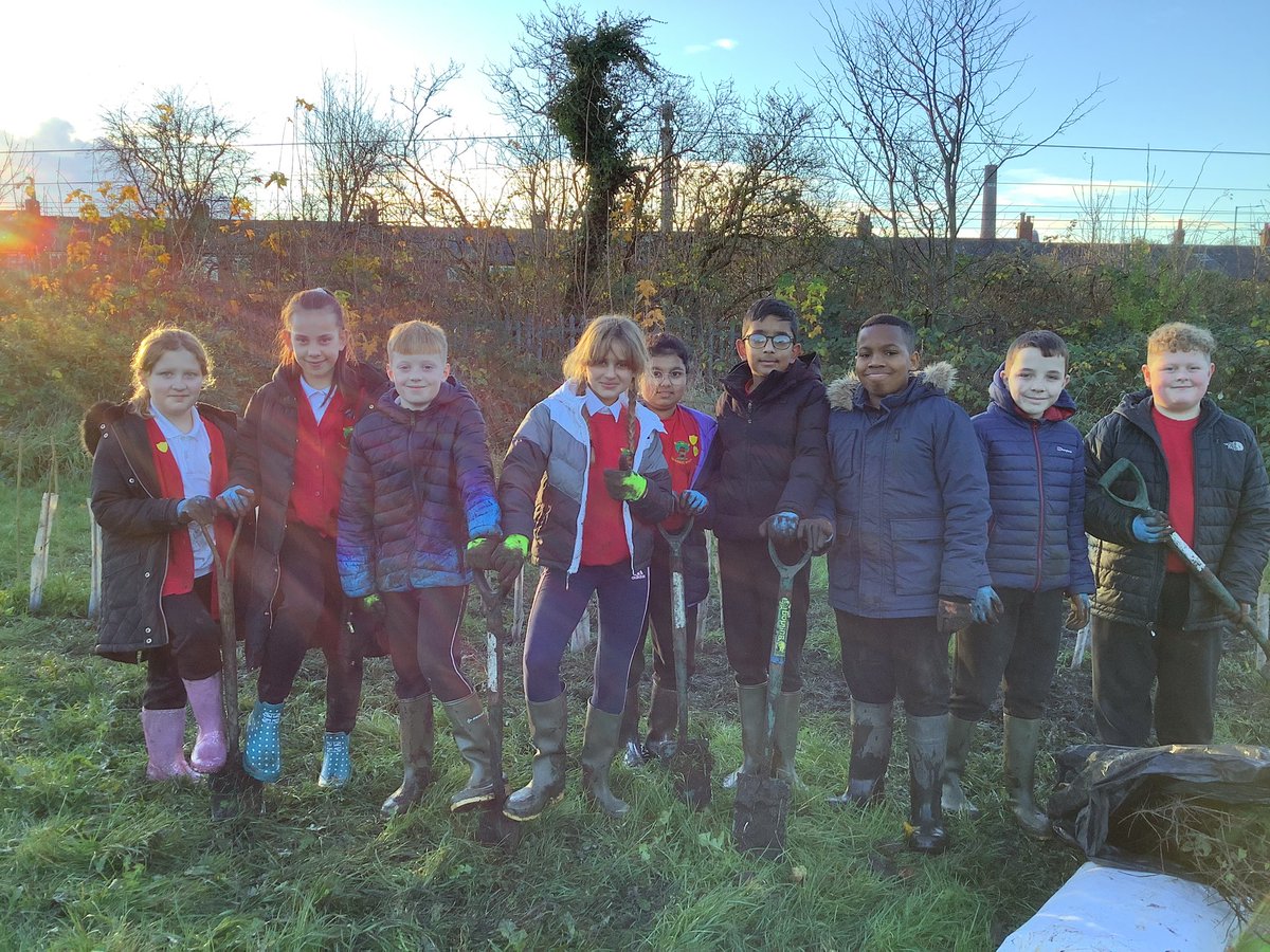 RoebuckSchool's tweet photo. Year 6 children joined Helen from #RibbleRiversTrust to plant trees on Oxhey Rec as part of a #localproject to create more #greenareas in our #locality. The children learnt the importance of #treeplanting. We hope the children will watch the trees grow and flourish 🌳 https://t.co/EWfH0x5aC3