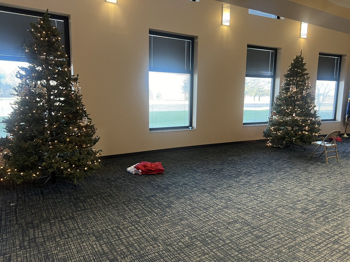 GWES_Rockets's tweet photo. Shoutout to our awesome custodians for putting in extra work to bring Christmas cheer to Wells and setting up our two big trees in the front lobby! Our students will fill these trees with ornaments made in their classrooms. #bethegood #thewellsway π https://t.co/01ZgXvZWOX