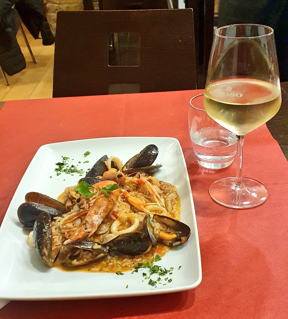 rossefatale's tweet photo. Well deserved 👏 

First night in Italy, and already love the food 😋 😭 https://t.co/OOzo8FCwxo