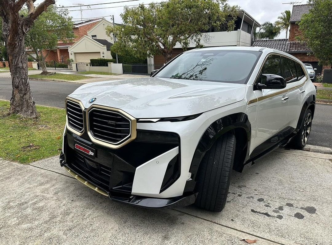 WorldWideCarsTM's tweet photo. Gloss Black BMW XM kit with Golden Elements 🕊 https://t.co/xfmMgPwa8o