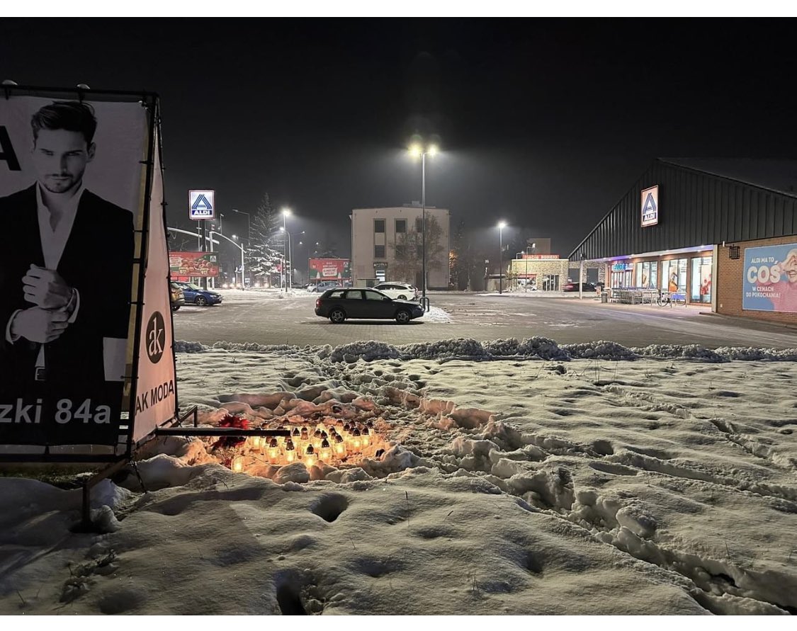 Pasofix's tweet photo. @Thanoooooooss @Tomix2006 @LukaszBok Leżała w śniegu w miejscu gdzie są znicze, obok dróżka którędy ludzie przechodzą do sklepu https://t.co/Xdz70Tz8Sw