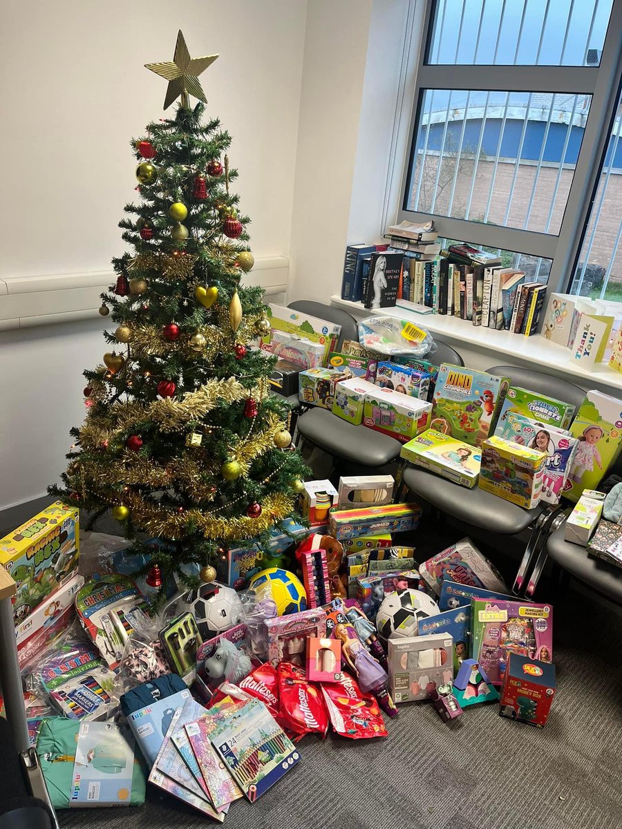 PCH Pharmacy department are collecting donations for children in Merthyr who would be without gifts this year. If you would like to donate please get in touch. Must be new items. Thank you 💚
<a href="/rhi_carts/">Rhi Carta</a> @Hannahwilton79 <a href="/KathrynHowPharm/">Kathryn Howard</a> <a href="/CwmTafMorgannwg/">Cwm Taf Morgannwg University Health Board</a> @Pauldmears <a href="/dom_hurford/">dom.hurford</a>