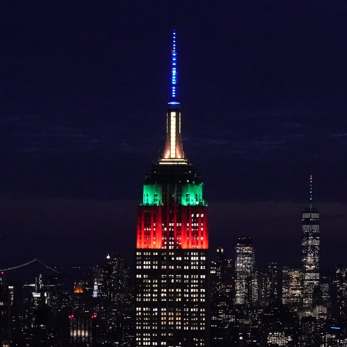 El icónico Empire State fue anoche iluminado con los colores de Gryffindor, Slytherin, Hufflepuff y Ravenclaw para celebrar los 25 años de Harry Potter. Épico.