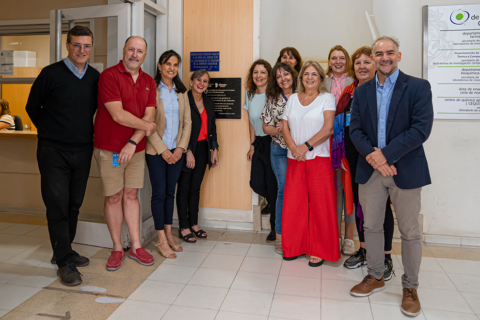minsaludcba's tweet photo. Homenajeamos a la @fcqoficial  por su trayectoria🙌🏽

La ministra, @BarbasGabriela, entregó una placa en reconocimiento a su labor en la formación de profesionales y su aporte en la investigación.

Mirá la nota completa: https://t.co/ApwRrQ4Uyf https://t.co/DEYj1Uyacy