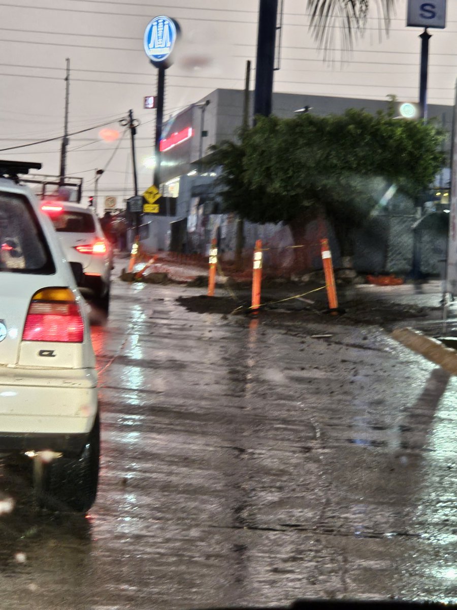 Neneyey's tweet photo. @Sapalleon ¿De verdad esto tiene que estar así por varias semanas en Prolongación Boulevar Campestre? ¡Se afecta mucho el tráfico! https://t.co/ffRF9Qbmg0