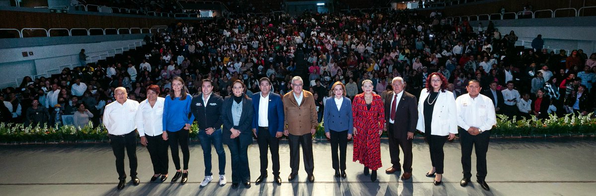 #80AniversarioSNTE #VamosPorElDespegueSalarial En #Querétaro, el Secretario General del #SNTE 📚 Mtro. Alfonso Cepeda Salas, y la titular de Educación, @sotoobregon ✔️ entregaron más de 3 mil 500 becas para agremiados de @snte_24 ✔️ que dirige el Prof. Francisco Ramírez Labra.…