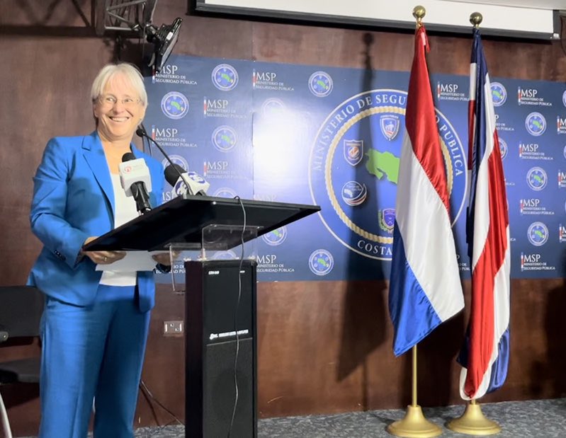 NLinCostaRica's tweet photo. La embajadora @lapirenne en nombre del Reino de los Países Bajos 🇳🇱 se complace enormemente contribuir con 10 nuevos agentes caninos 🐕  a la Unidad de la Policía de Fronteras y al @oij_Organismo. 

Ver nota completa 👉 https://t.co/CMi0nx7C4f https://t.co/uRAKSNW0bN