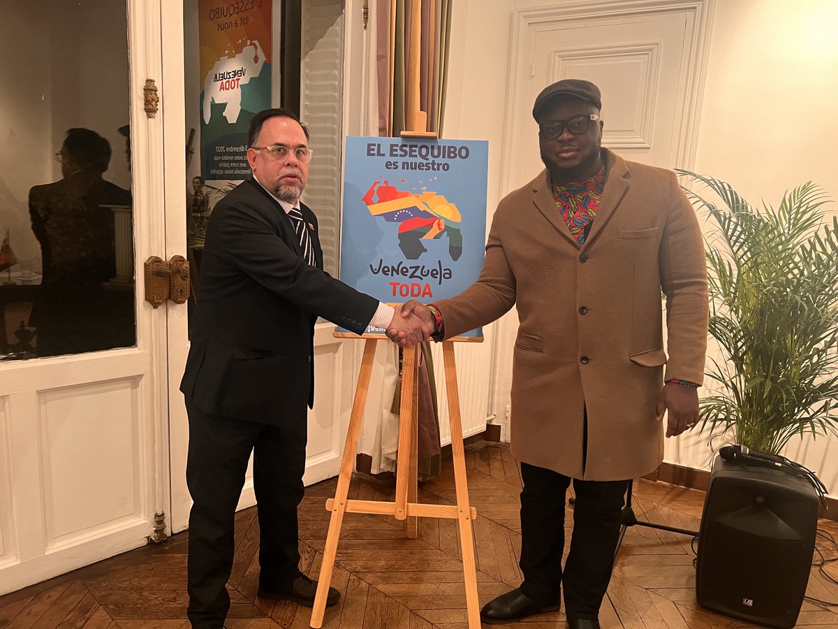 EgountchiLdna's tweet photo. Contrairement aux informations mensongères propagées par la propagande médiatique orchestrée par l'impérialisme américain et ses agents, il est important de souligner que #NicolasMaduro et le #Venezuela 🇻🇪ne sont pas engagés dans une agression militaire contre le #Guyana. Cette affirmation est fausse ! Le référendum prévu pour le 3 décembre vise à consulter directement le peuple souverain du Venezuela concernant la question de l'Esquessibo, dans le but de trouver une solution diplomatique et pacifique au problème. Il n'y a aucune intention d'agression militaire de la part du Venezuela. 
Le président Maduro défend simplement le droit historique du Venezuela sur ce territoire, que la multinationale impérialiste ExxonMobil tente d'exploiter pour ses réserves de pétrole avec la complicité du président vassal guyanais. Le peuple vénézuélien n'a aucun problème avec le peuple guyanais. Ne prêtez pas attention aux trolls qui propagent la propagande de Washington sur les réseaux sociaux et les médias. Informez-vous et vous obtiendrez la véritable information, et non celle manipulée pour servir les intérêts américains. 

Les États-Unis tentent de déclencher une nouvelle agression contre la République bolivarienne du Venezuela en utilisant le gouvernement du Guyana et son président comme marionnette, car le peuple souverain vénézuélien refuse de céder ses richesses, notamment le pétrole, aux multinationales américaines. Malgré les sanctions coercitives illégitimes, illégales et criminelles imposées par les États-Unis et l'Europe...

Soutien indéfectible au Venezuela et à son président légitime, Maduro. 

@NicolasMaduro @ypimentel2021 @VillegasPoljak @gilpinto @vargas_mimou @ViceVenezuela