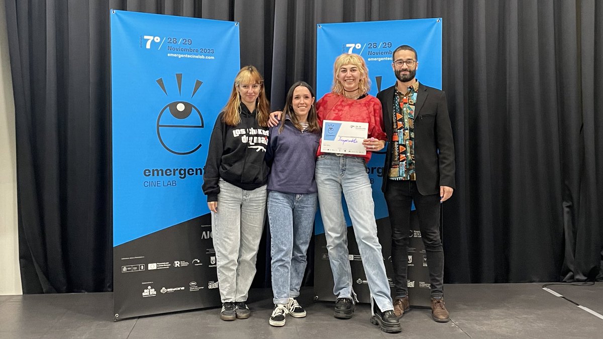 AIC (@aicortometraje) on Twitter photo 🏆 Ainhoa Bolaños es directora y coguionista de «Inseparables», proyecto ganador del Premio Conexión EMERGENTE! España entregado por <a href="/manueljlacasa/">Manuel J. Lacasa</a> <a href="/abycine/">Abycine Festival</a> #AbycineLanza y que ha compartido con su coguionista Silvia Espín y su productora Clara Santaolaya 👏🏻👏🏻👏🏻 #EmergenteCineLab 🏆 Ainhoa Bolaños es directora y coguionista de «Inseparables», proyecto ganador del Premio Conexión EMERGENTE! España entregado por <a href="/manueljlacasa/">Manuel J. Lacasa</a> <a href="/abycine/">Abycine Festival</a> #AbycineLanza y que ha compartido con su coguionista Silvia Espín y su productora Clara Santaolaya 👏🏻👏🏻👏🏻 #EmergenteCineLab