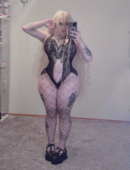 Should I show off my ass in this outfit? https://t.co/1NRr8EOc7A