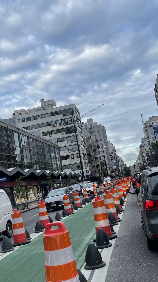 El brillante invento de Cosse hace que el tránsito en Montevideo sea un caos. Hay que reconocerle que se esfuerza con éxito para empeorar lo que ya estaba mal. 18 de Julio ahora (18:25 hrs)