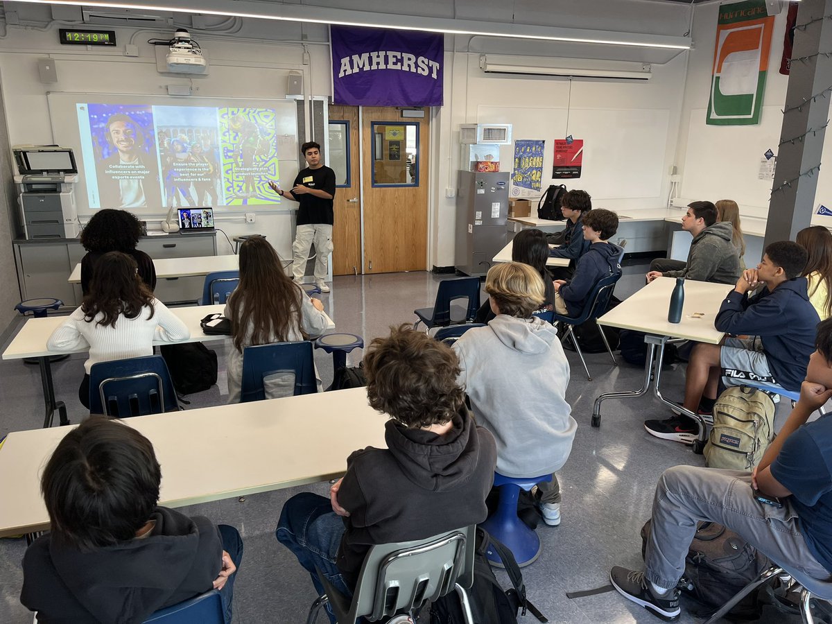 devonsmith67's tweet image. Special thanks to @samohi ‘16 grad Francisco Rodriguez of Riot Games for sharing valuable communications skills and gaming industry knowledge in session one of our Future-Ready Skills Series!  @SMMUSD @SamohiPrincipal @Dr_AShelton @Atomicfreeze