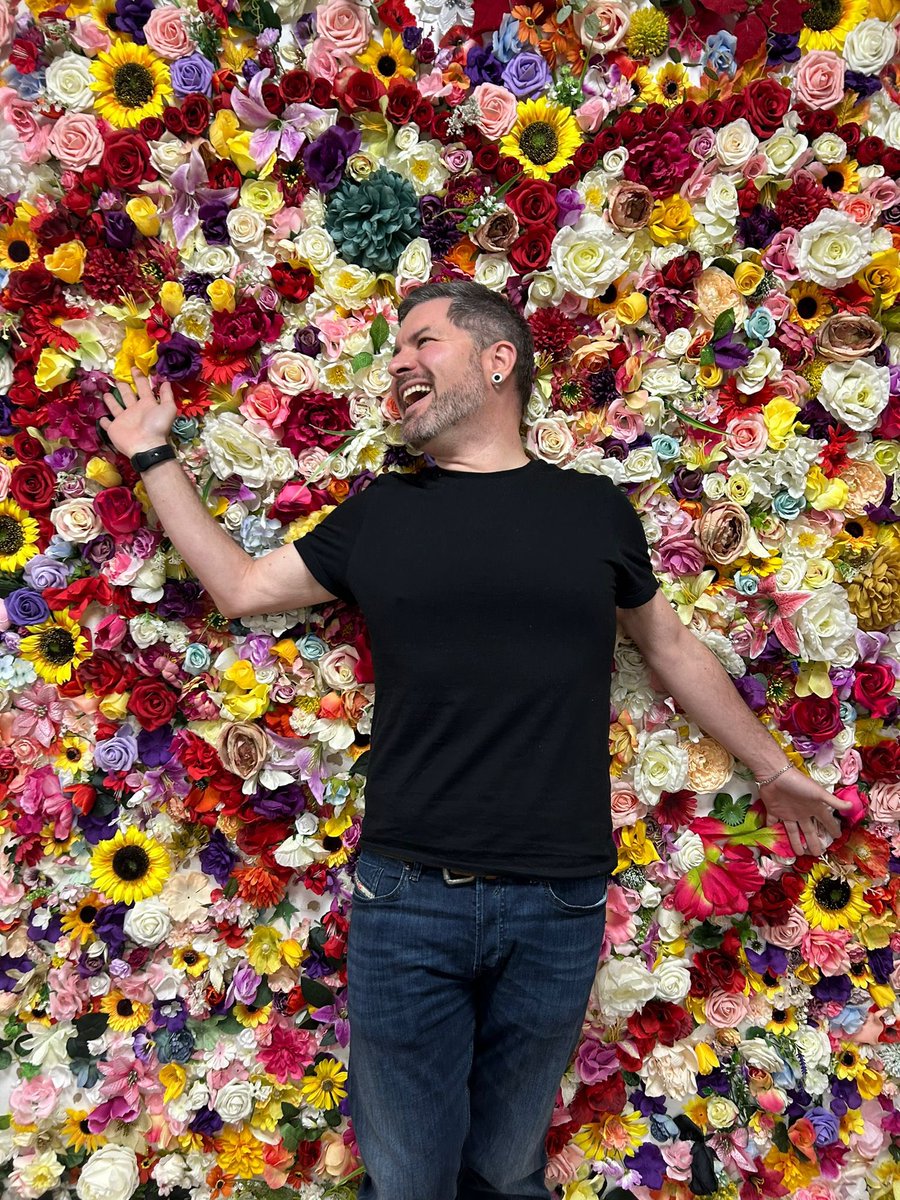 dmcuk's tweet photo. Flowers… for winter? Groundbreaking! https://t.co/gLecLUfAAR