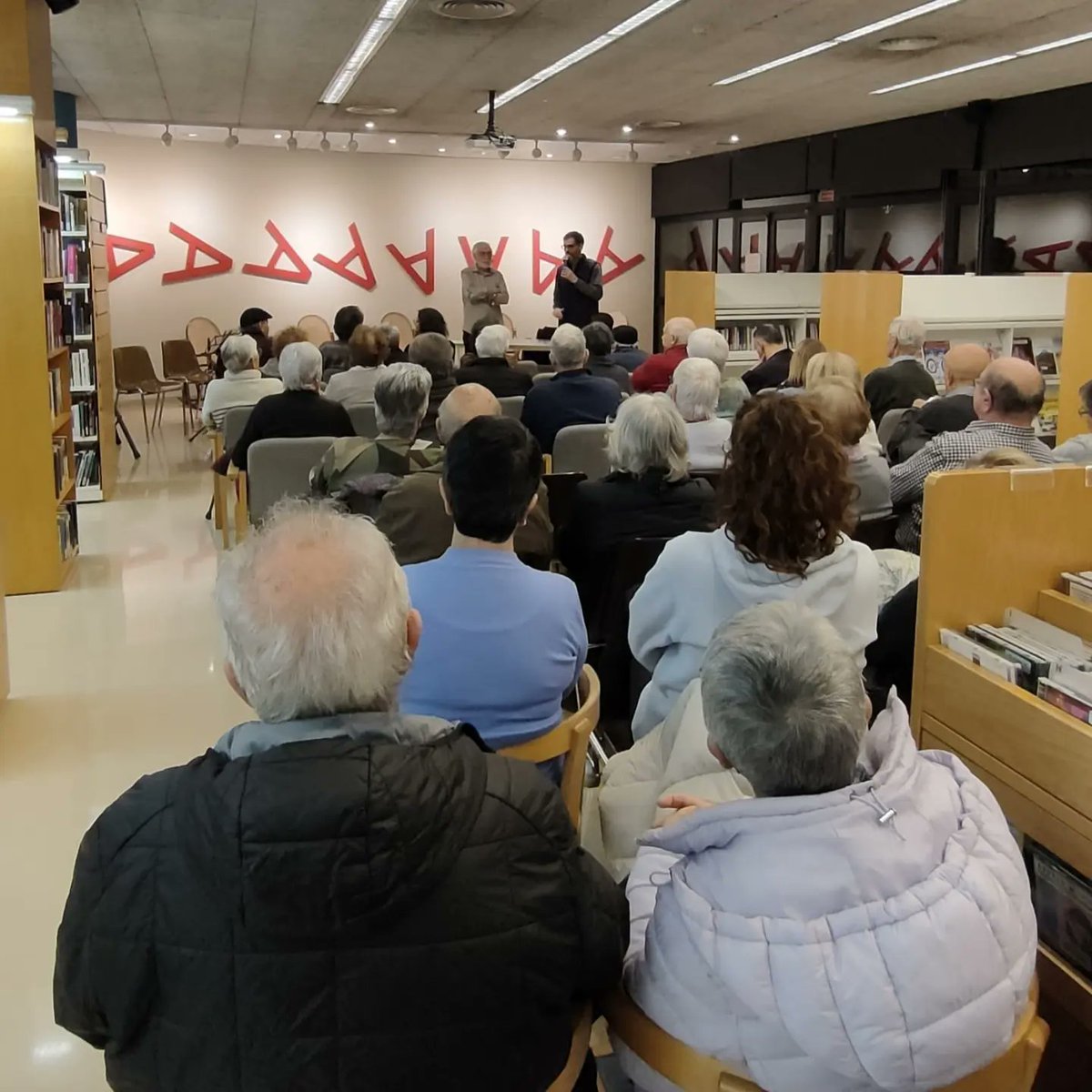 acf_olesa's tweet photo. Presentació del llibre de @JaumeNonell  «Pep Ventura, del mite a la realitat» de @GrupGavarres   a la @bibolesa 
Presentació amb quartet de tenores que ha interpretat peces de Pep Ventura arrenjades per en Jordi Molina.

Tenores  @jorditenora , @3ad1lesa, Jordi Campos i @nfontm . https://t.co/m36hqwDGMN