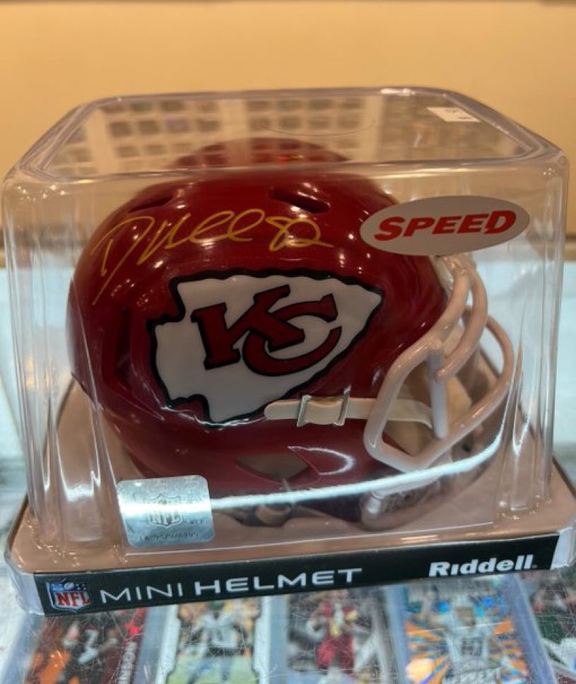 MahomeSZN's tweet image. 🚨 GIVEAWAY 🚨

To win this signed Dante Hall mini helmet, here’s what you need to do:

•FOLLOW @wagerattack 

•RETWEET this post

That’s it. 

Winner will be randomly selected on 12/02. 

#ChiefsKingdom