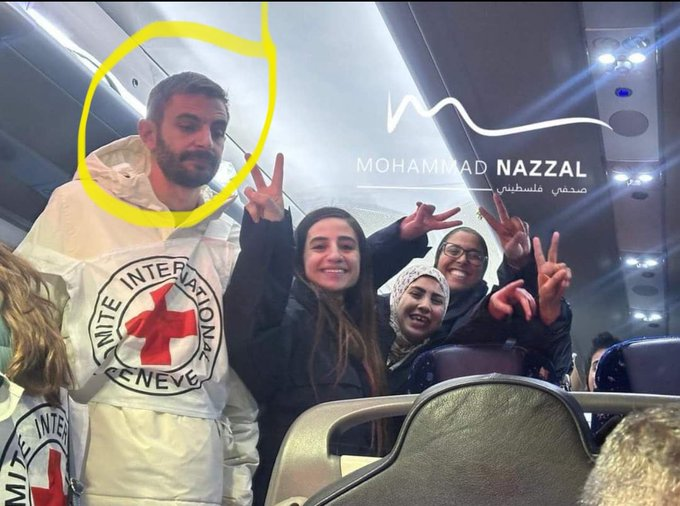 1b2_r's tweet photo. @ICRC_ar ناشطون يتداولون هاتين الصورتين ويعلقون  :" لاحظوا الفرق " 👇🏼
أنتم مارأيكم ؟ #الصليب_الأحمر https://t.co/1JPuSYCoWn