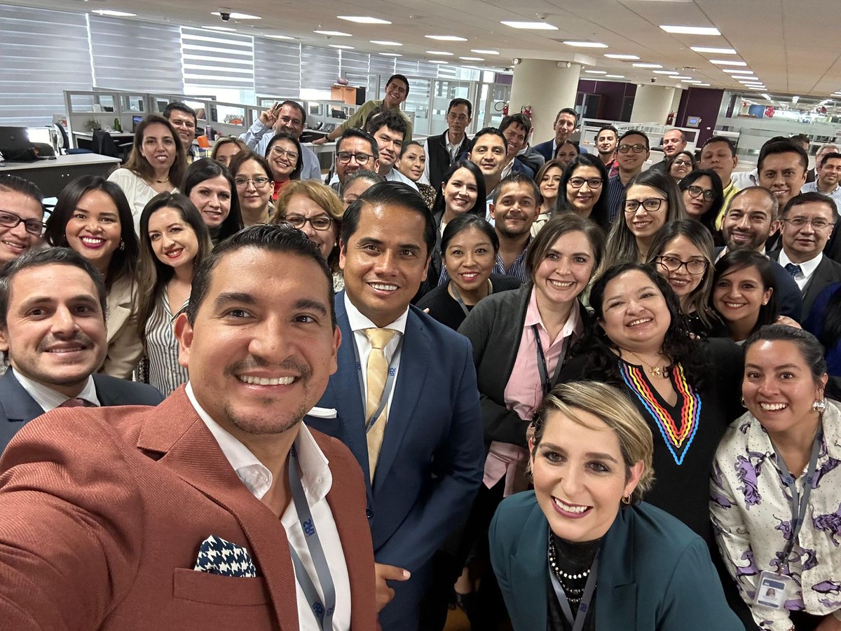 DamianLarcoG's tweet photo. ¡El éxito de una institución es el trabajo en equipo!

Junto al grupo de profesionales del @SRIoficialEc,  trabajaremos incansablemente para combatir la evasión y mejorar los servicios.

La transparencia es nuestro pilar y el esfuerzo nuestro mayor compromiso.
#ElNuevoEcuador 🇪🇨 https://t.co/0nZcHFsDnw