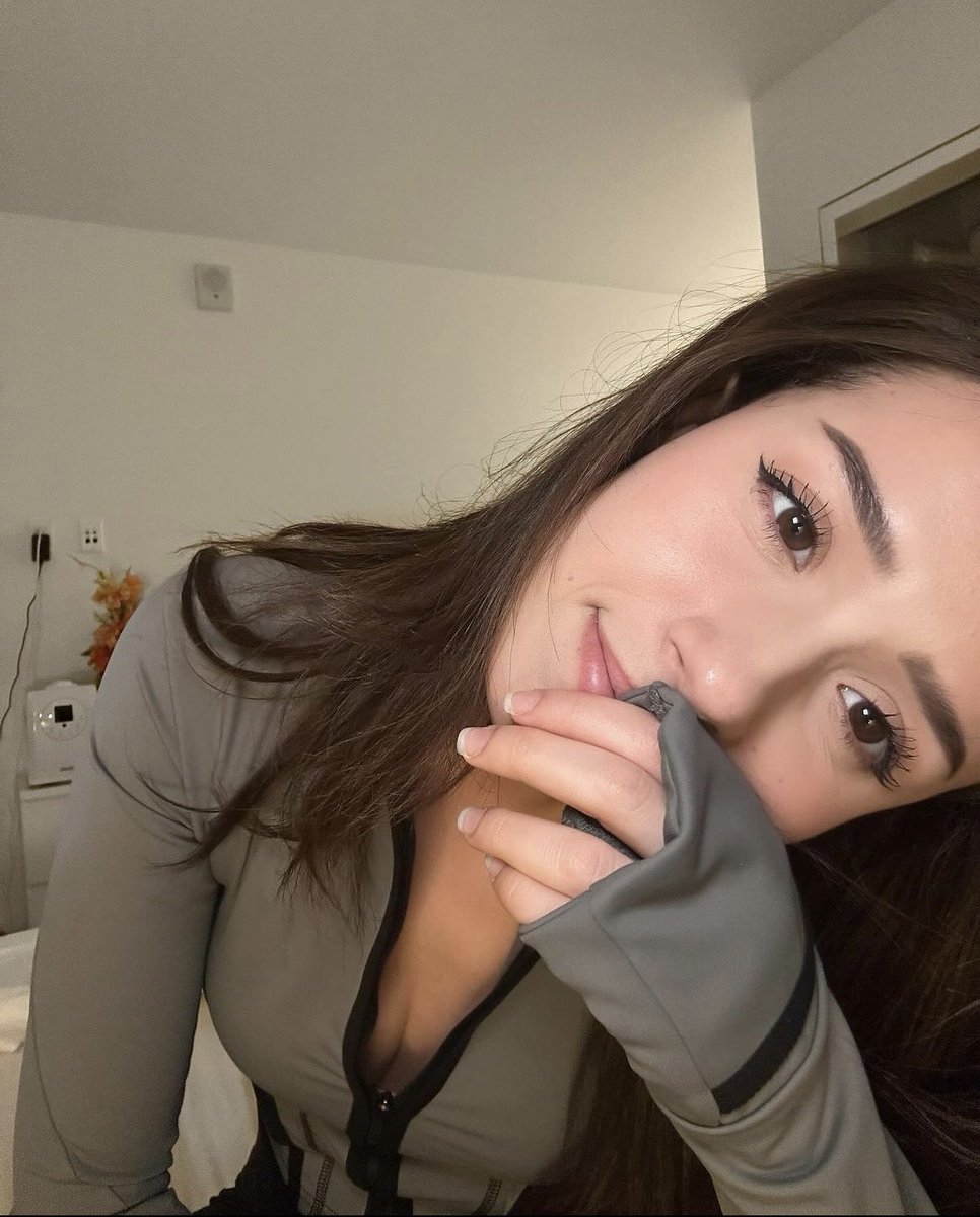 18goodstuff's tweet photo. I feel like she really trying to show us her boob https://t.co/FloI1xyxRG
