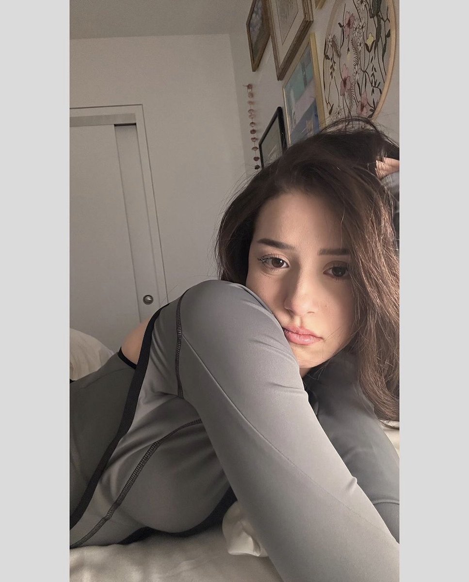 18goodstuff's tweet photo. I feel like she really trying to show us her boob https://t.co/FloI1xyxRG
