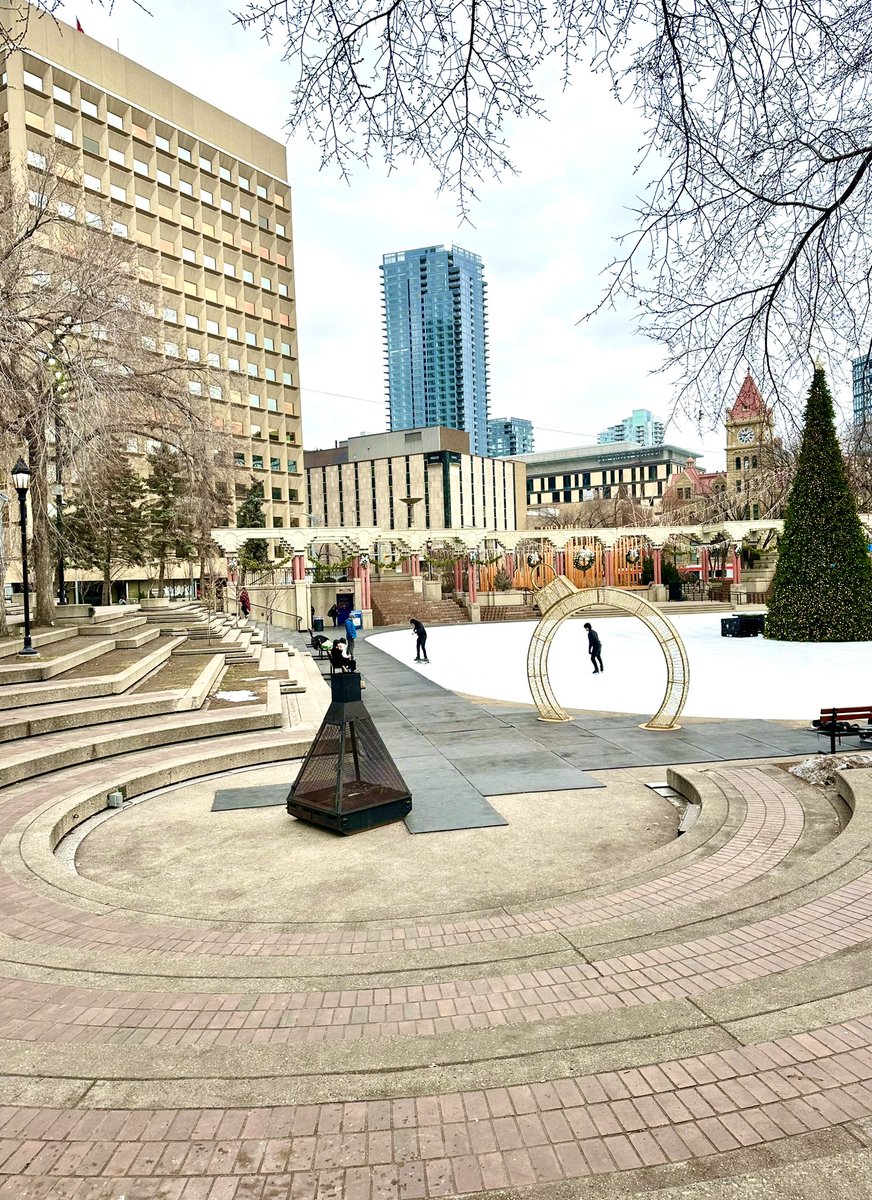 cityofcalgary's tweet image. Did you hear the news? 📣

Olympic Plaza is officially open for skating! Join us daily from 10am-9pm for some icy fun!

No skates? No problem! We have skate rentals at the plaza.

#ExploreDowntownYYC