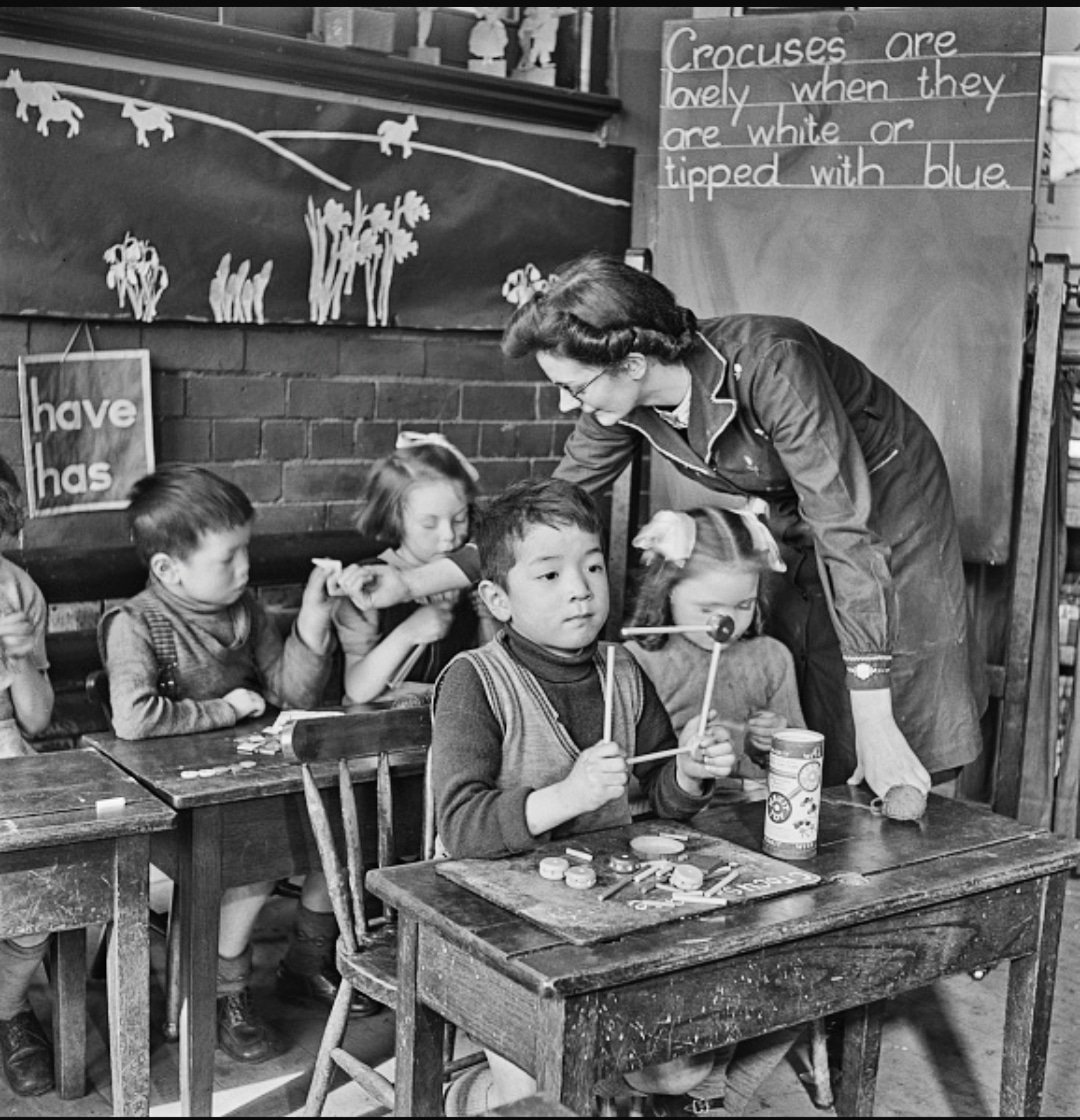 Chinese and English children being taught at St Pauls Junior School, Liverpool 8 in 1943. During World War II the Chinese population of Liverpool increased with the influx of up to 20,000 Chinese seamen working in the Merchant Navy during the conflict. #WW2
