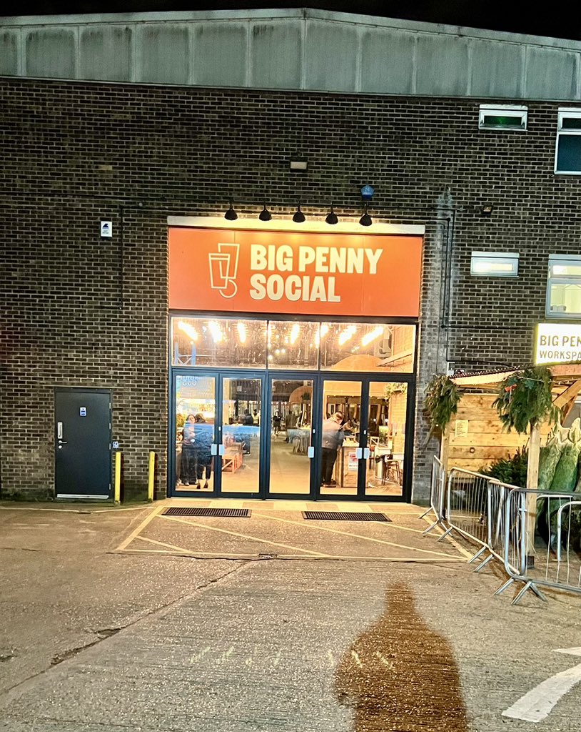Felt terrible leaving <a href="/Britbeerwriters/">British Guild of Beer Writers</a> tonight before the awards, but #thebeercomesfirst as we say <a href="/TripPointBrew/">Triple Point Brewing</a> So good to see <a href="/hopforwardbeers/">Nick Law (Hop Forward)</a> <a href="/drinksmaven/">JESSICA MASON</a> <a href="/markdredge/">Mark Dredge</a> <a href="/MelissaCole/">Melissa Cole</a> <a href="/PeteBrownBeer/">Pete Brown</a> <a href="/WineWhispererUK/">Susanna Forbes</a> <a href="/SchoolofBooze/">School of Booze</a> etc etc. Congratulations to all nominees. Cheers!